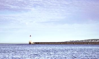 Mer et phare au bord de la Méditerranée