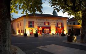 Le restaurant à la nuit tombée © Georges Blanc