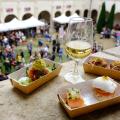 Verre de vin blanc et petites plats préparés