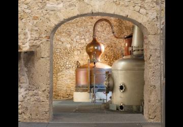 Les Alambics sous l'arche de la Distillerie du Vercors